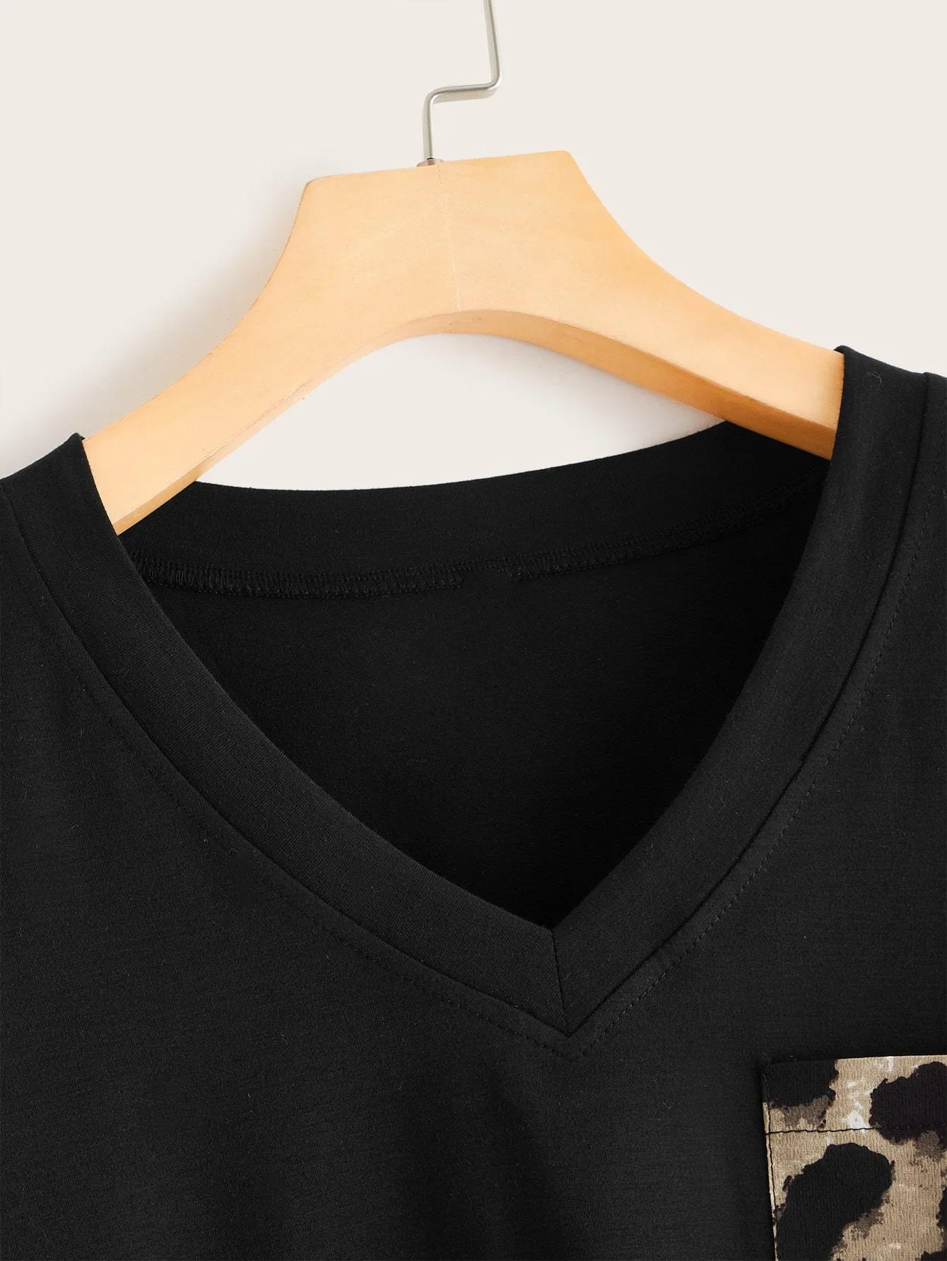 Contrast Leopard V-Neck High Low Hem Tee