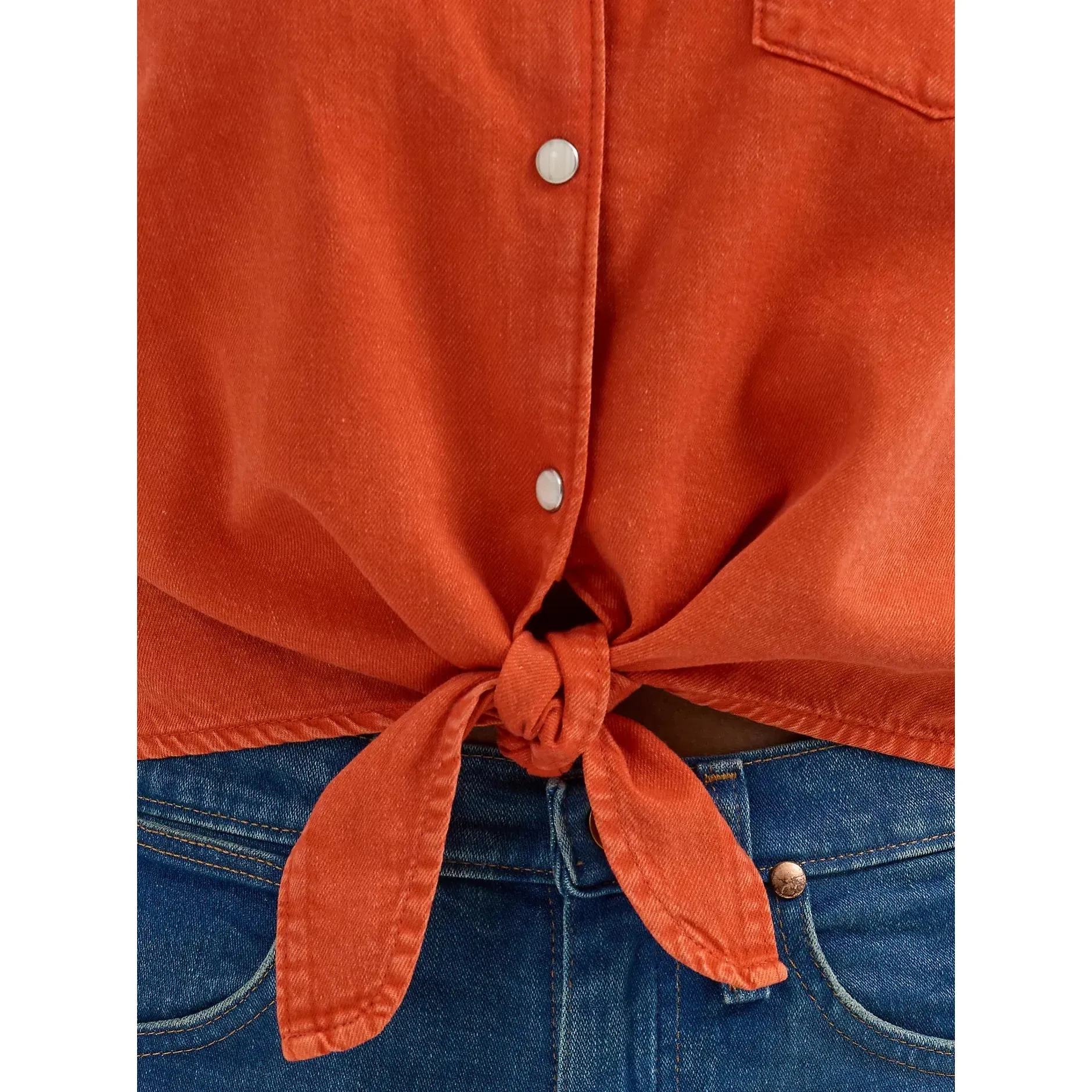 Women's Wrangler Sleeveless Tie Front Camp Shirt 112364384